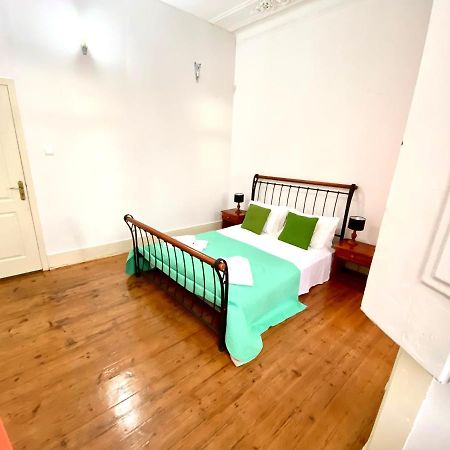 Artdeco Chiado 4 - Large Comfortable Double Room With Shared Bathroom Lisboa Eksteriør billede
