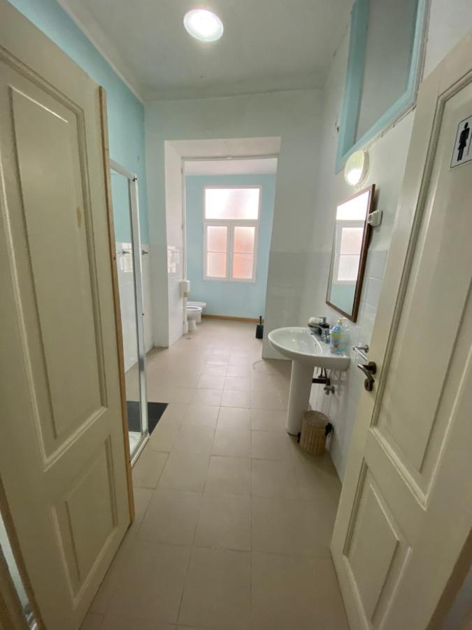 Artdeco Chiado 4 - Large Comfortable Double Room With Shared Bathroom Lisboa Eksteriør billede